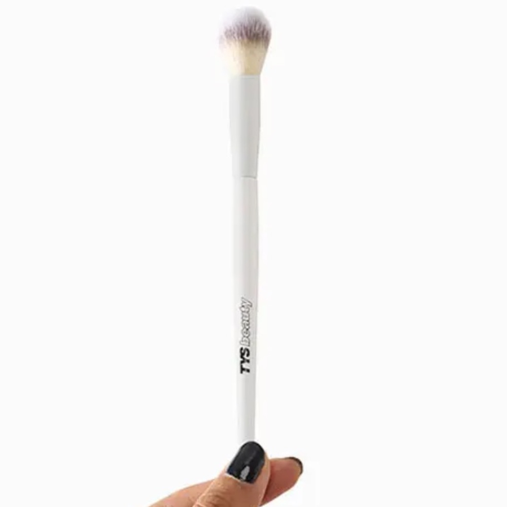 TYS Beauty 02 highlighter brush NWT